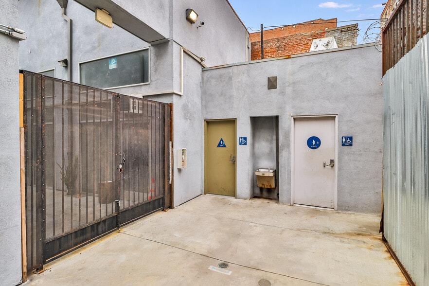 More Photos Of 1040 S Los Angeles St, Los Angeles Freestanding For Sale