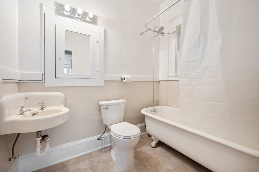 More Photos Of 1425 Palm Ave SW, Seattle Multifamily For Sale