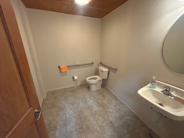More Photos Of 807 Liberty Dr, Verona Flex For Lease