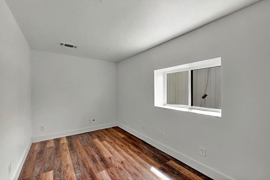 More Photos Of 11544 Cockleburr Rd, Roanoke Warehouse For Lease