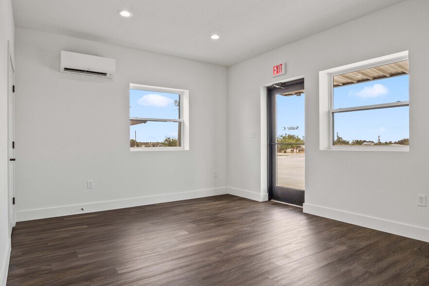 More Photos Of 1980 Seaborn Rd, Ponder Warehouse For Lease