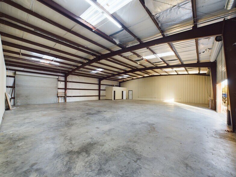 More Photos Of 904 W Tidwell Rd, Houston Warehouse For Lease