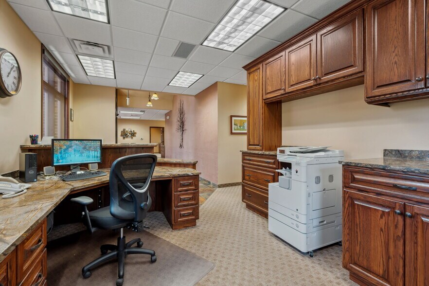 More Photos Of 225 Cedardale Dr SE, Owatonna Office For Sale