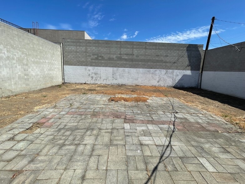 More Photos Of 16123 Wyandotte St, Van Nuys Service For Lease