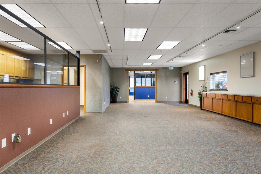 More Photos Of 1421 SW Barlow St, Oak Harbor General Retail For Sale