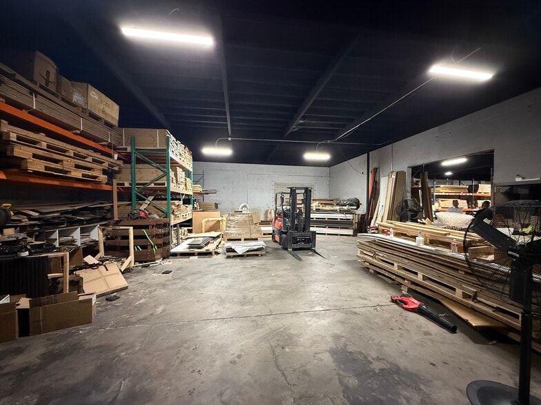 More Photos Of 19316-19320 Londelius St, Northridge Warehouse For Lease