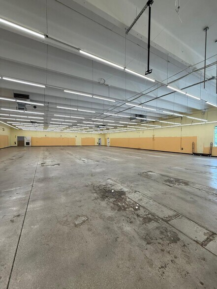 More Photos Of 1255 NW 103rd St, Miami Freestanding For Lease