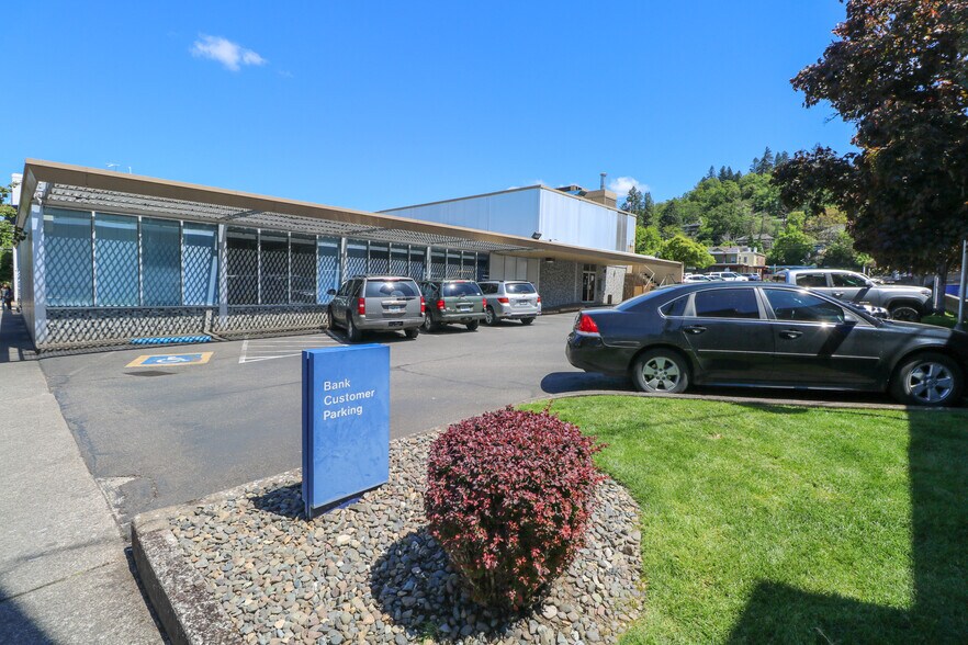 More Photos Of 619 SE Main St, Roseburg Bank For Lease