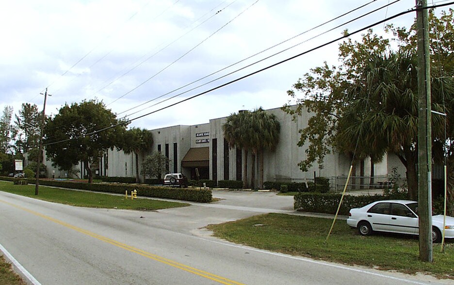 More Photos Of 1111 Old Griffin Rd, Dania Beach Distribution For Lease