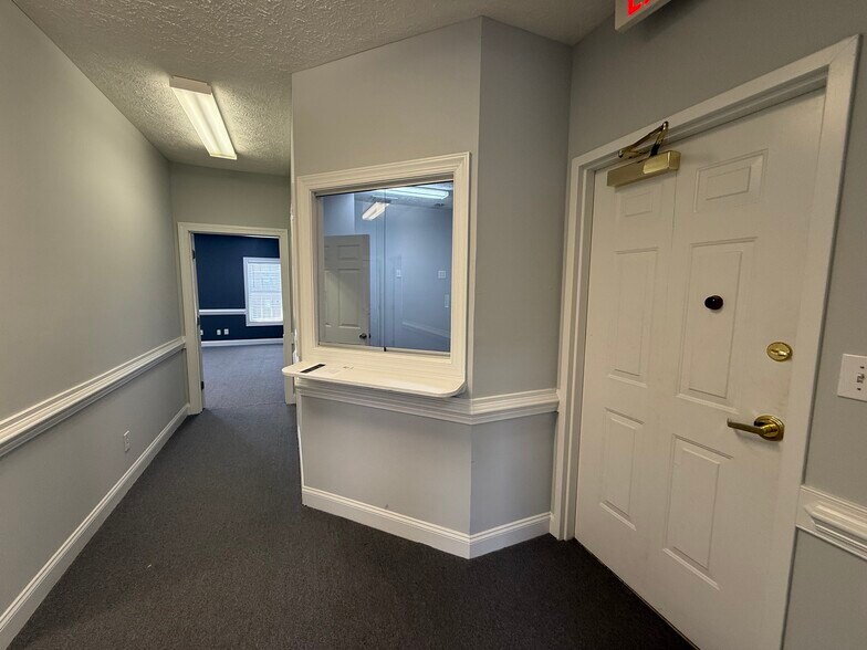 More Photos Of 2936 Breezewood Ave, Fayetteville Office For Lease