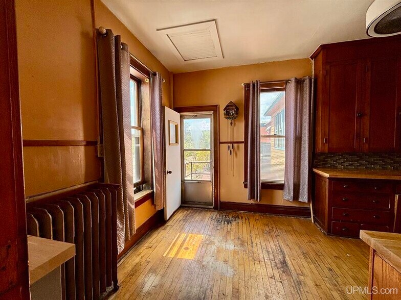 More Photos Of 221 W Washington St, Marquette Flex For Sale