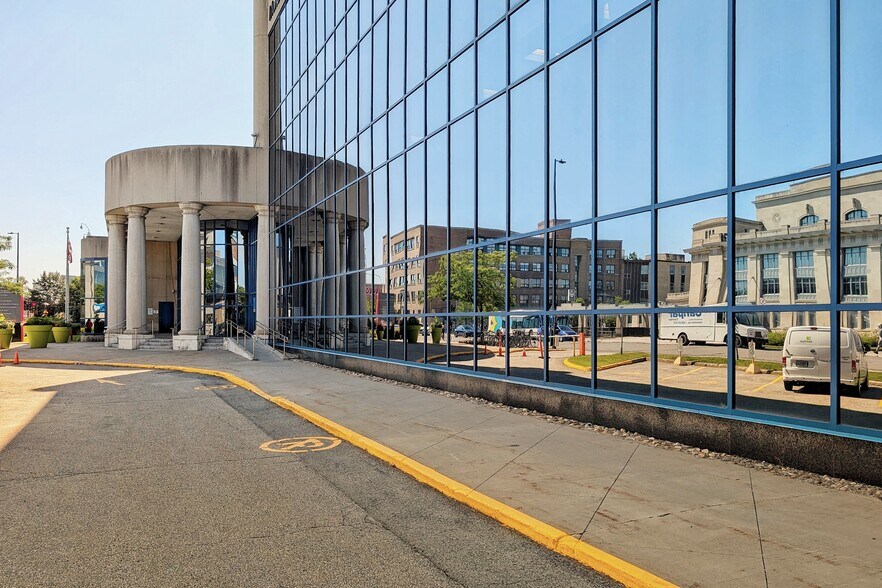 More Photos Of 405 Av Ogilvy, Montréal Office For Lease