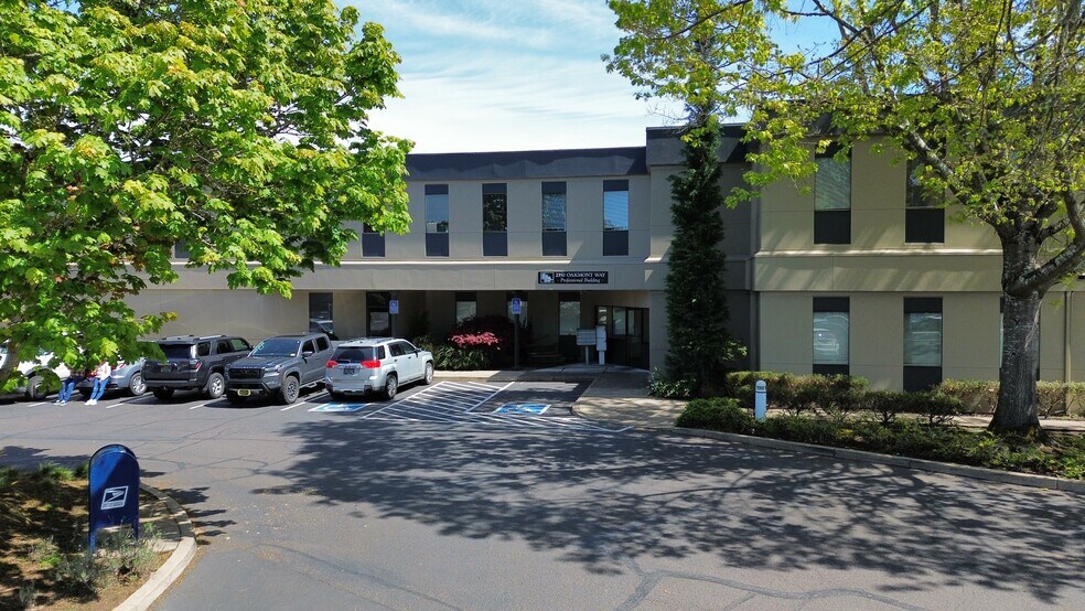 More Photos Of 2350 Oakmont Way, Eugene Office For Lease