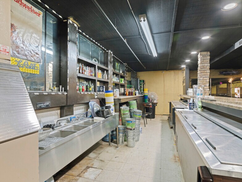 More Photos Of 1508 SE 25th St, Oklahoma City Bar For Sale