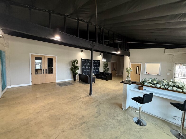 More Photos Of 11471 Vanowen St, North Hollywood Warehouse For Lease