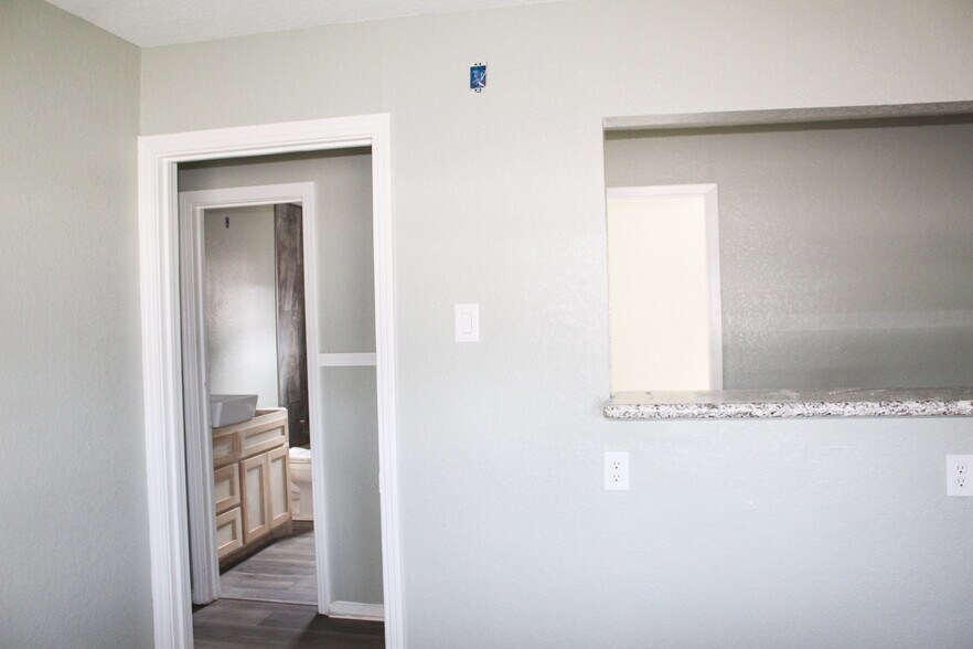 More Photos Of 620 Brazosport Blvd N, Clute Flex For Lease