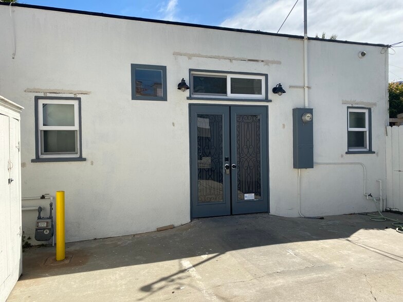 More Photos Of 207 5th St, Huntington Beach Storefront For Lease