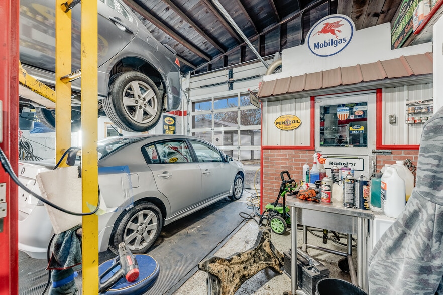 More Photos Of 812 N Pike St, Grafton Auto Dealership For Lease