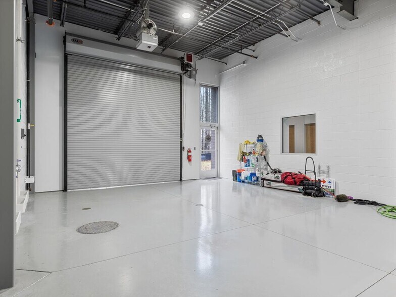 More Photos Of 6701 Dominion Garages Ave, Woodford Specialty For Sale