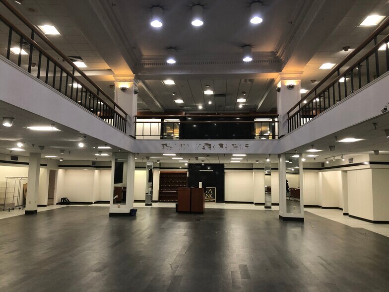 More Photos Of 230 Carondelet St, New Orleans Office For Lease