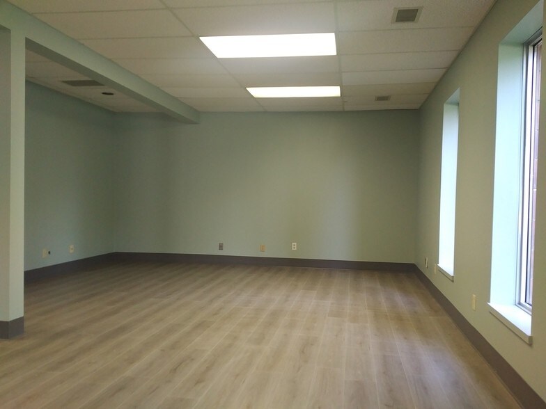 More Photos Of 15 Howard Pl, Kitchener Warehouse For Sale
