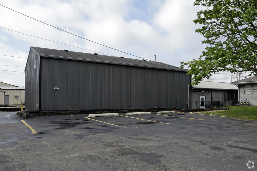 Primary Photo Of 2004 1/2 S Memorial Dr, New Castle Freestanding For Lease