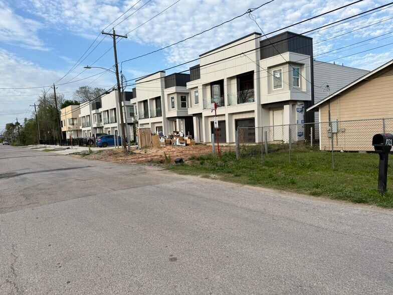 More Photos Of 8433 Bassett Street, Houston Land For Sale
