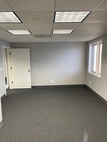 More Photos Of 110 S Hager Ave, Barrington Office For Lease