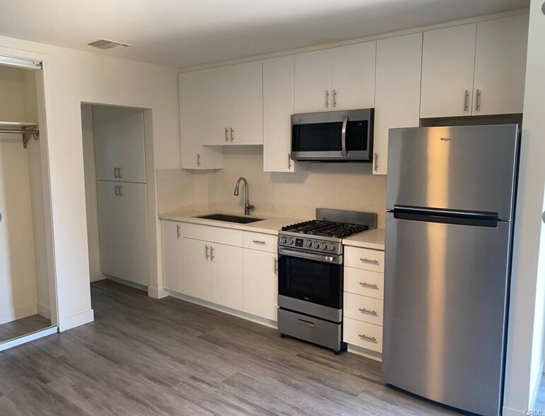 More Photos Of 405 W Broadway, Glendale Apartments For Sale
