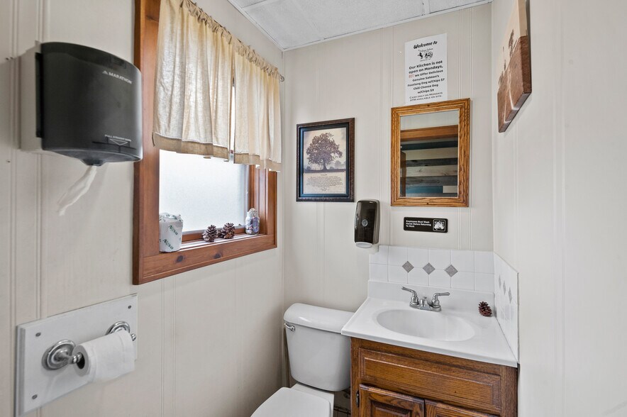 More Photos Of 1689 Day St, Greenleaf Restaurant For Sale