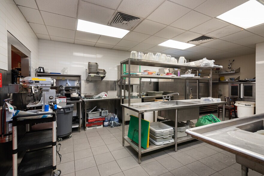 More Photos Of 2464-2466 St Bélanger, Montréal General Retail For Sale