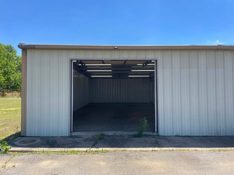 More Photos Of 16525 Highway 65 S, Damascus Warehouse For Sale