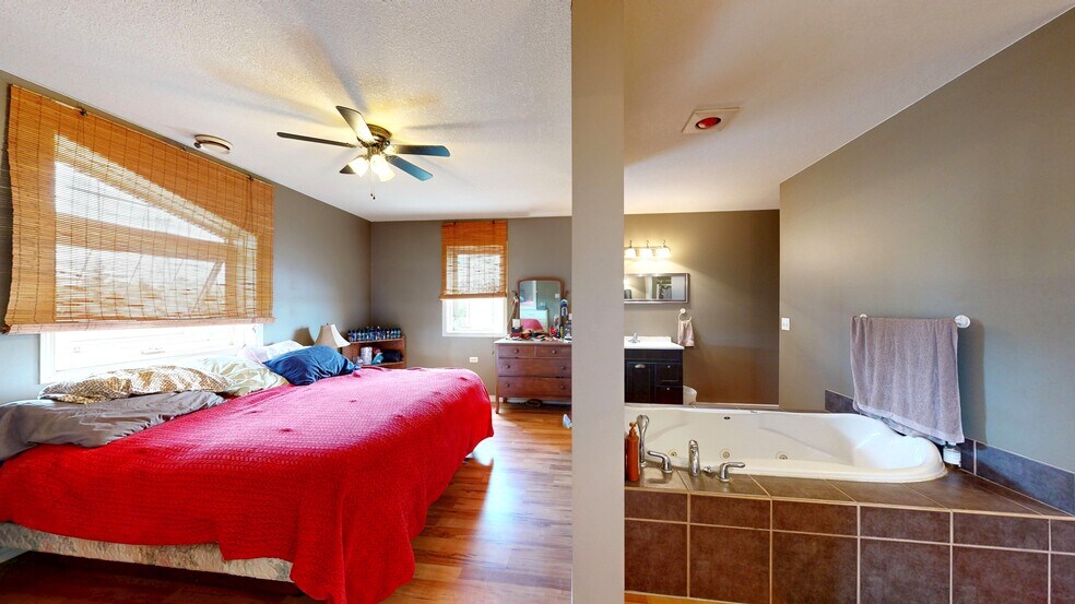 More Photos Of 40446 AB-56, Rochon Sands Service For Sale