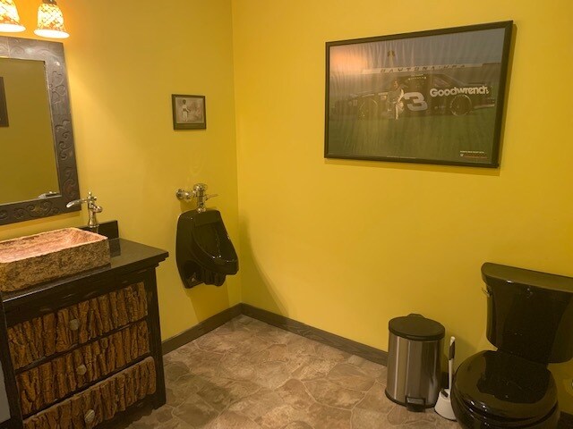 More Photos Of 4271 Calhoun Memorial Hwy, Easley Showroom For Sale
