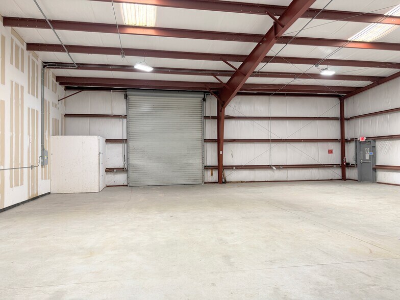 More Photos Of 16547 US Highway 19, Hudson Showroom For Lease