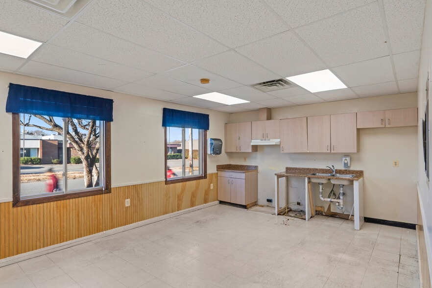 More Photos Of 9380 Forestwood Ln, Manassas Office For Lease