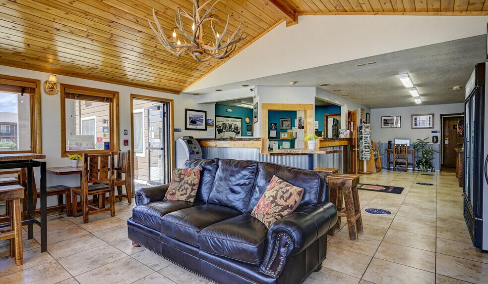 More Photos Of 702 Scott St, Gardiner Hotel For Sale