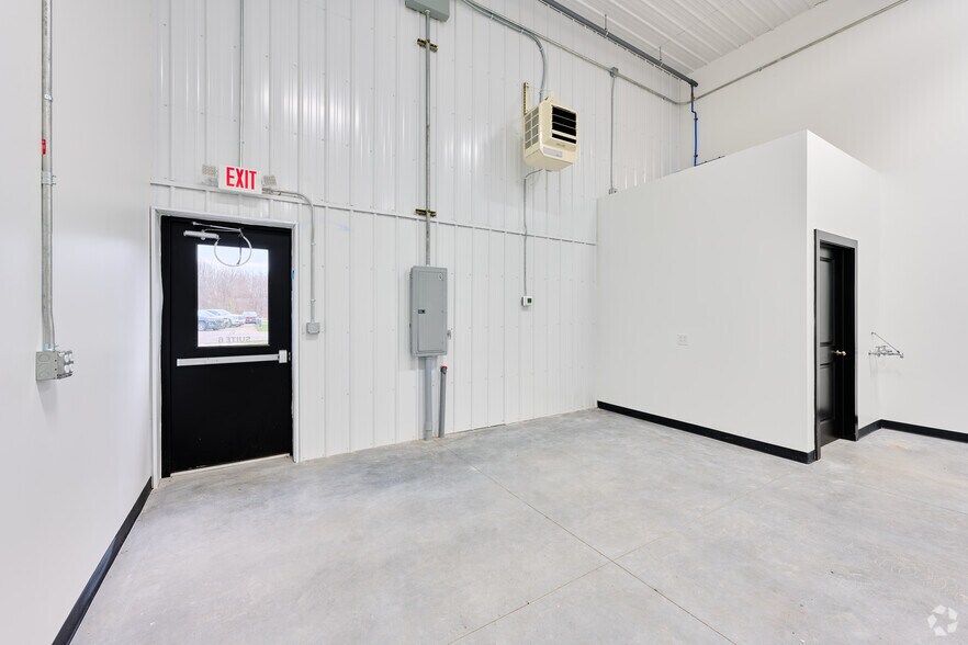 More Photos Of 10 Regency Oaks Blvd, Rochester Warehouse For Lease