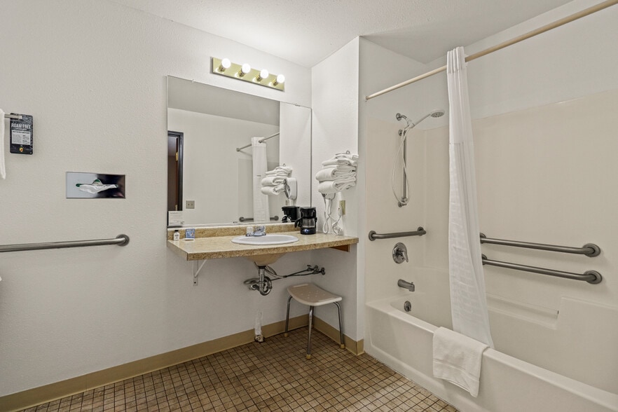 More Photos Of 726 S Lake Ave, Phillips Hotel For Sale