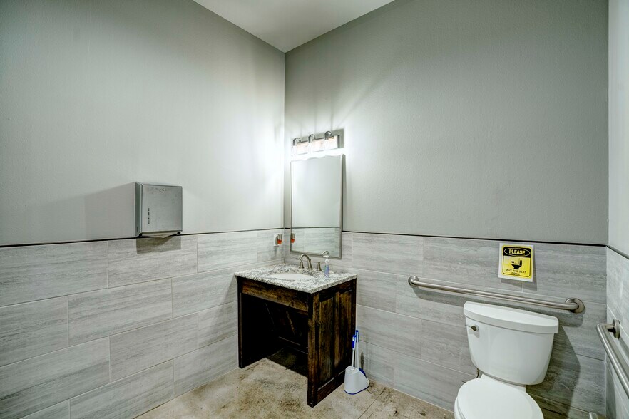 More Photos Of 5805 Starnes Rd, Watauga Office For Sale