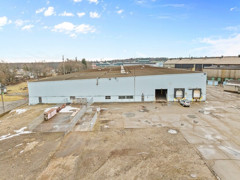 More Photos Of 1001 E Broadway St, Alliance Industrial For Lease