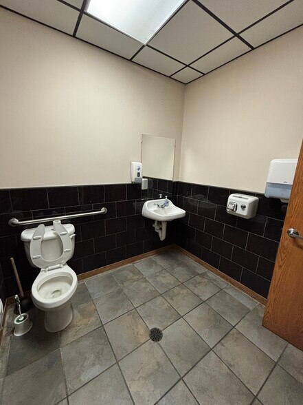 More Photos Of 4916 Illinois Rd, Fort Wayne Unknown For Lease