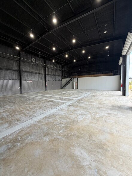 More Photos Of 11721 Von Quintus Rd, Austin Flex For Lease