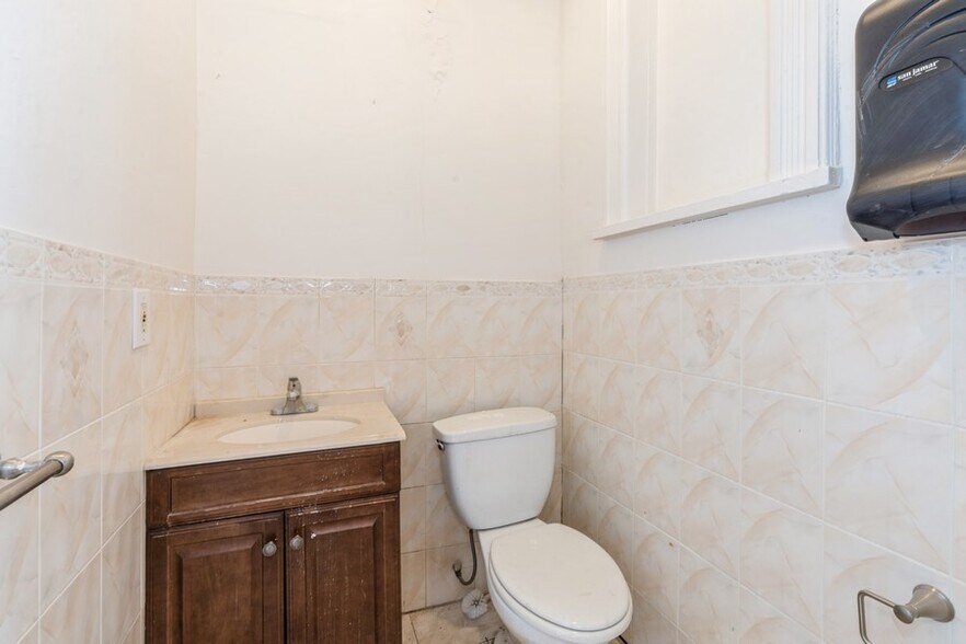 More Photos Of 1309-1313 Paterson Plank Rd, Secaucus Restaurant For Lease