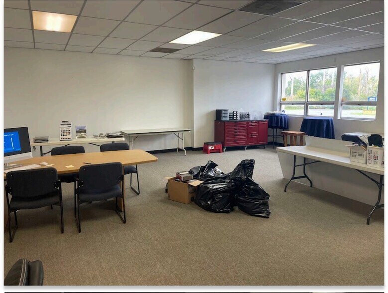 More Photos Of 114-118 Boss Rd, Mattydale Showroom For Lease