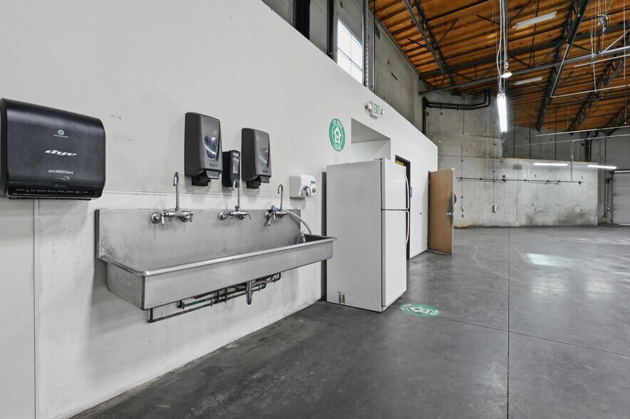 More Photos Of 10637 Scripps Summit Ct, San Diego Warehouse For Lease
