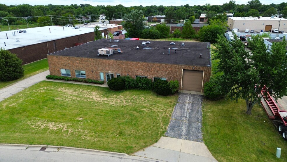 More Photos Of 115 E University Dr, Arlington Heights Warehouse For Lease
