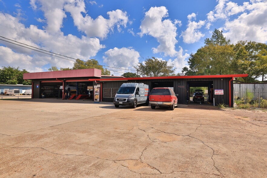 More Photos Of 2214 N Frazier St, Conroe Auto Repair For Sale