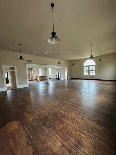 More Photos Of 50 W Olentangy St, Powell General Retail For Sale