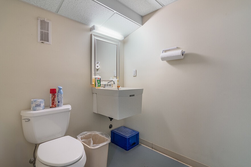 More Photos Of 376 Dry Bridge Rd, North Kingstown Warehouse For Sale